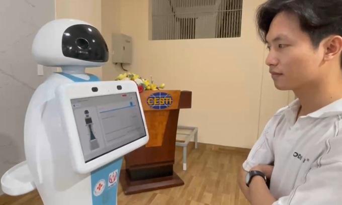 Giảng viên chế tạo robot hỗ trợ trong bệnh viện