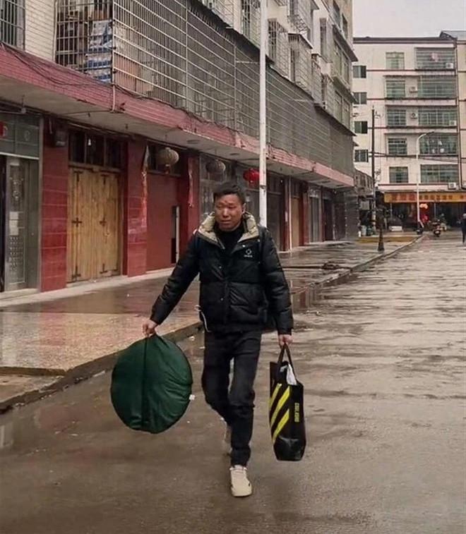 Người đàn ông đi bộ hơn 650km về quê ăn Tết