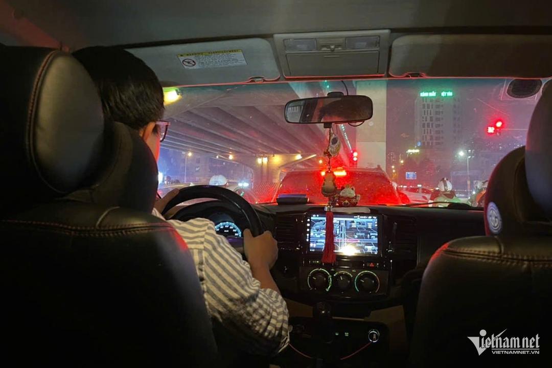 Cần chú ý gì để giữ an toàn khi tự lái xe đi du xuân vào ban đêm?