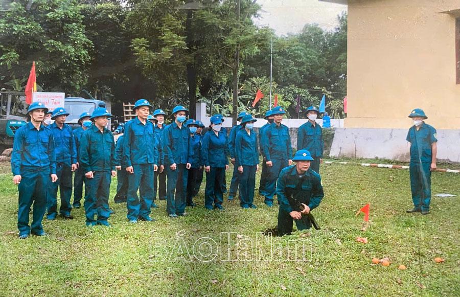 Ở đơn vị tiêu biểu xuất sắc trong thực hiện công tác quốc phòng, quân sự địa phương