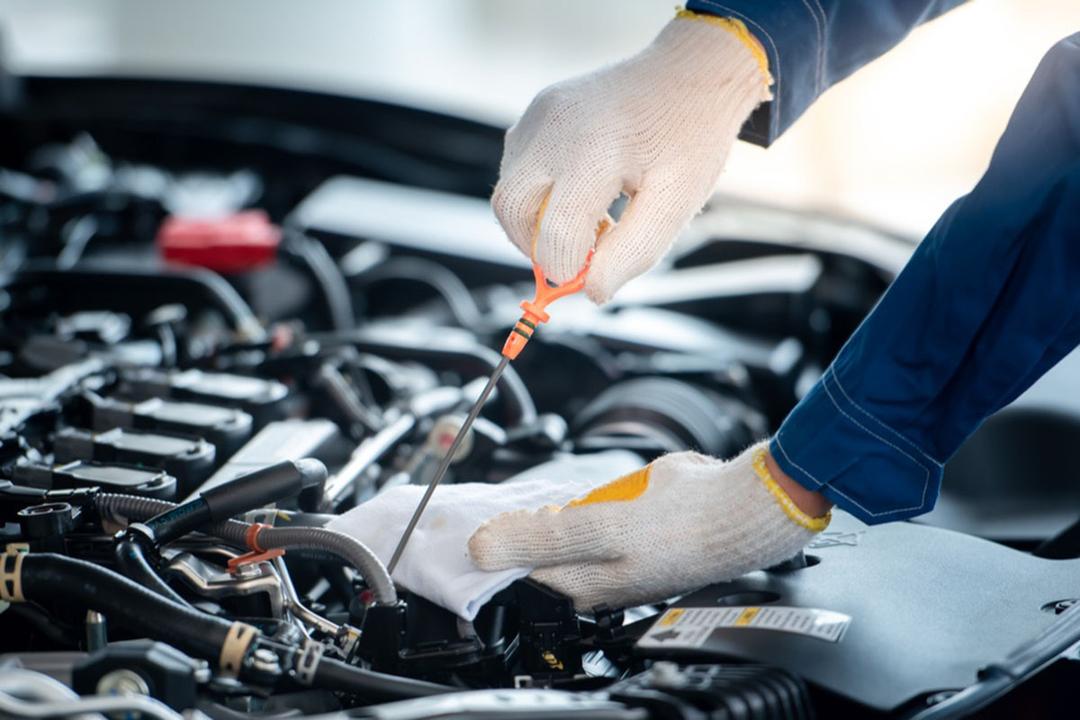 Bất cẩn khi thay dầu động cơ có thể khiến bạn phải trả giá đắt