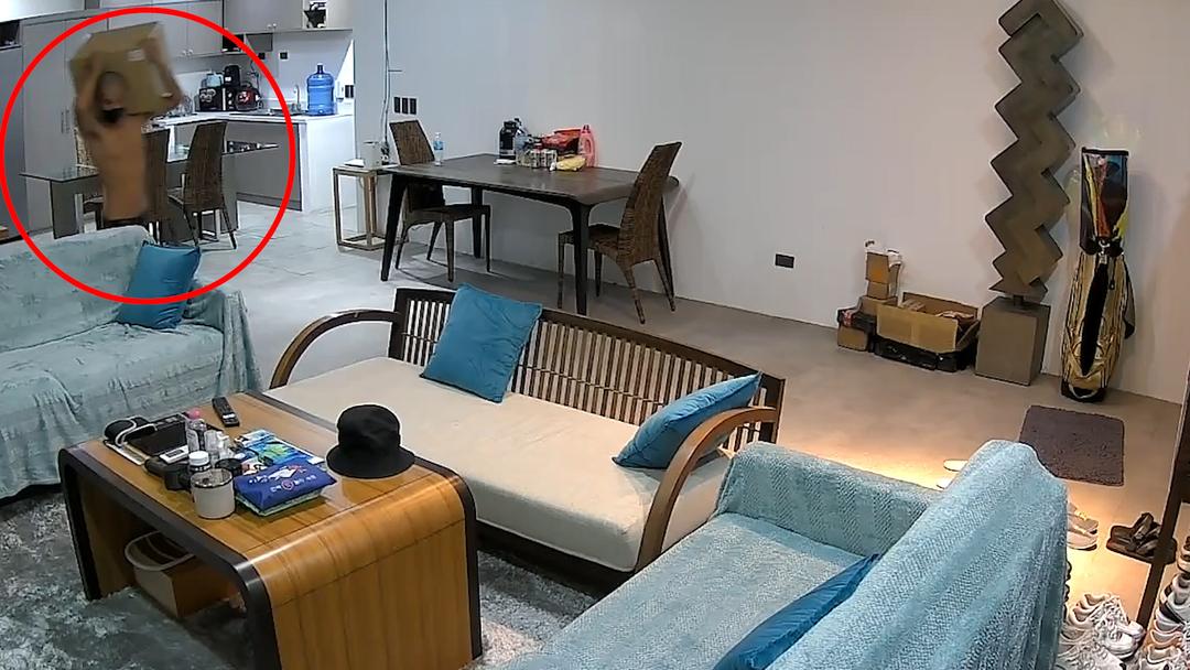 Tên trộm cởi trần vác két sắt chứa tiền tỷ đi loanh quanh trong nhà