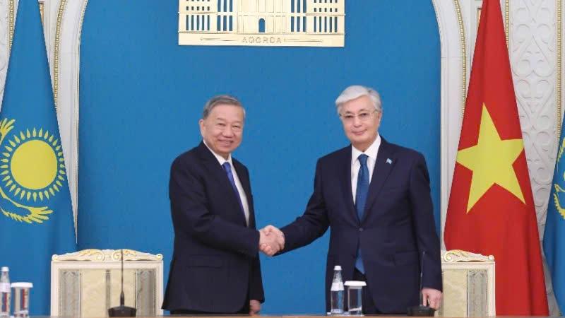 Tổng Bí thư Tô Lâm chứng kiến Lễ trao các văn kiện hợp tác Việt Nam-Kazakhstan