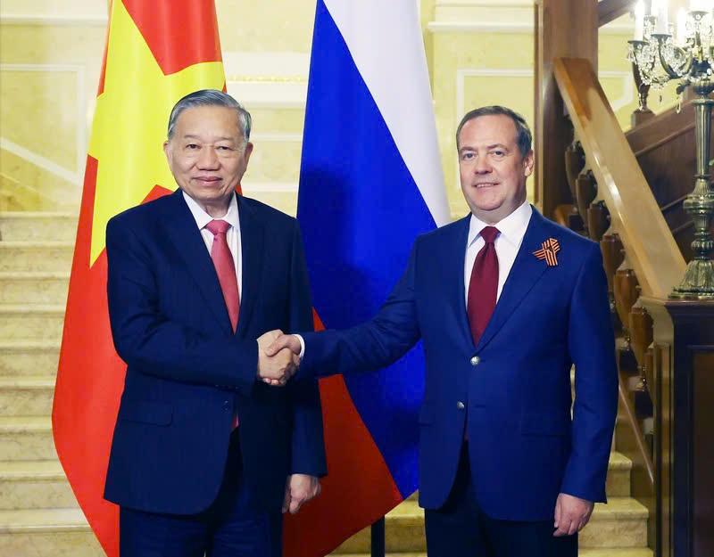 Tổng Bí thư Tô Lâm hội kiến Chủ tịch Đảng Nước Nga Thống nhất Dmitry Medvedev