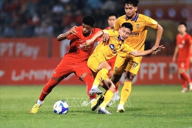 V-League: ‘Nóng’ cuộc đua trụ hạng