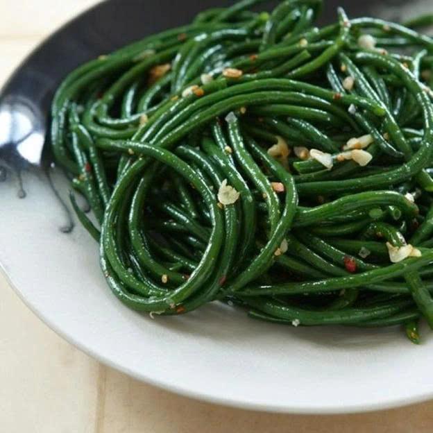 Việt Nam có “siêu thực phẩm” dài cả mét, ăn vào bổ mắt lại tốt cho tim mạch