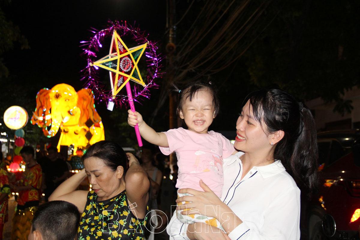 Thiếu nhi phường Minh Khai vui mừng đón “Voi đi chơi hội Trăng rằm”