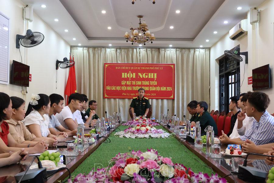 Ban Tuyển sinh quân sự thành phố Phủ Lý, huyện Kim Bảng gặp mặt thí sinh trúng tuyển vào các trường quân đội