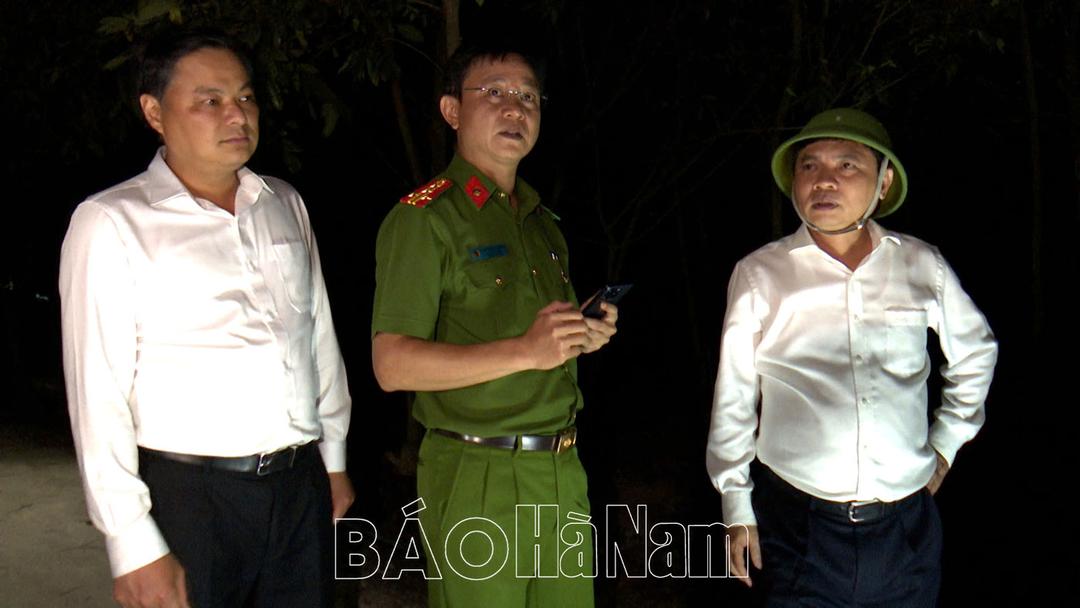 Đồng chí Bí thư Tỉnh ủy Trương Quốc Huy động viên, chỉ đạo các lực lượng chữa cháy rừng tại phường Ba Sao