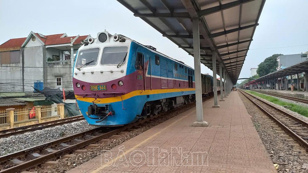 Lực lượng cảnh sát giao thông phối hợp bảo đảm an toàn “Đoàn tàu Thống Nhất”