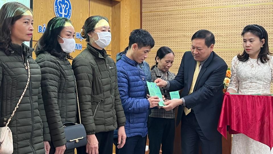 Bảo hiểm xã hội tỉnh tặng sổ bảo hiểm xã hội, thẻ bảo hiểm y tế cho người có hoàn cảnh khó khăn