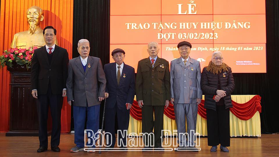 Thành ủy Nam Định trao tặng Huy hiệu Đảng đợt 3-2