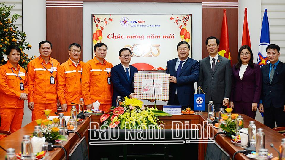 Đồng chí Bí thư Tỉnh ủy thăm, chúc Tết các đơn vị làm nhiệm vụ trong đêm Giao thừa