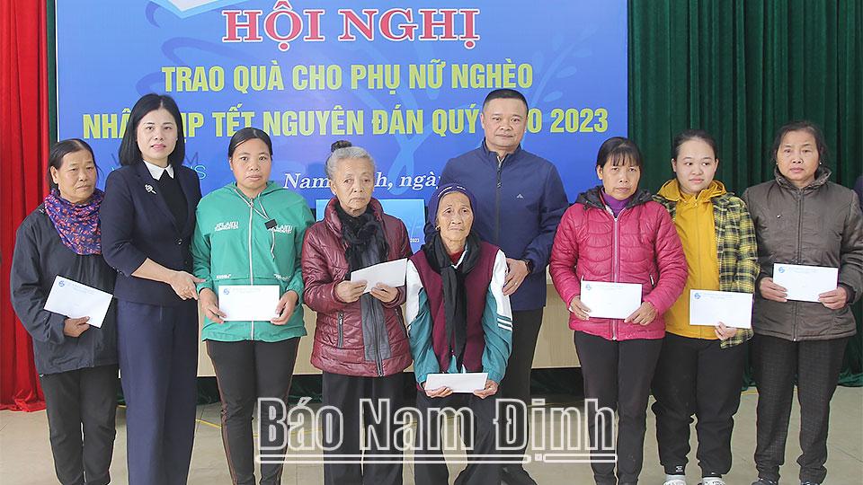 Trao tặng quà Tết cho phụ nữ nghèo