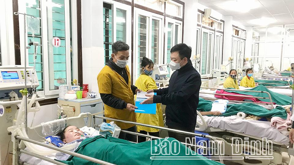 Bảo hiểm xã hội tỉnh tặng quà cho bệnh nhân có hoàn cảnh khó khăn