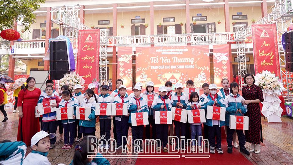 Trường Tiểu học Mỹ Xá tặng quà Tết cho 52 học sinh khó khăn