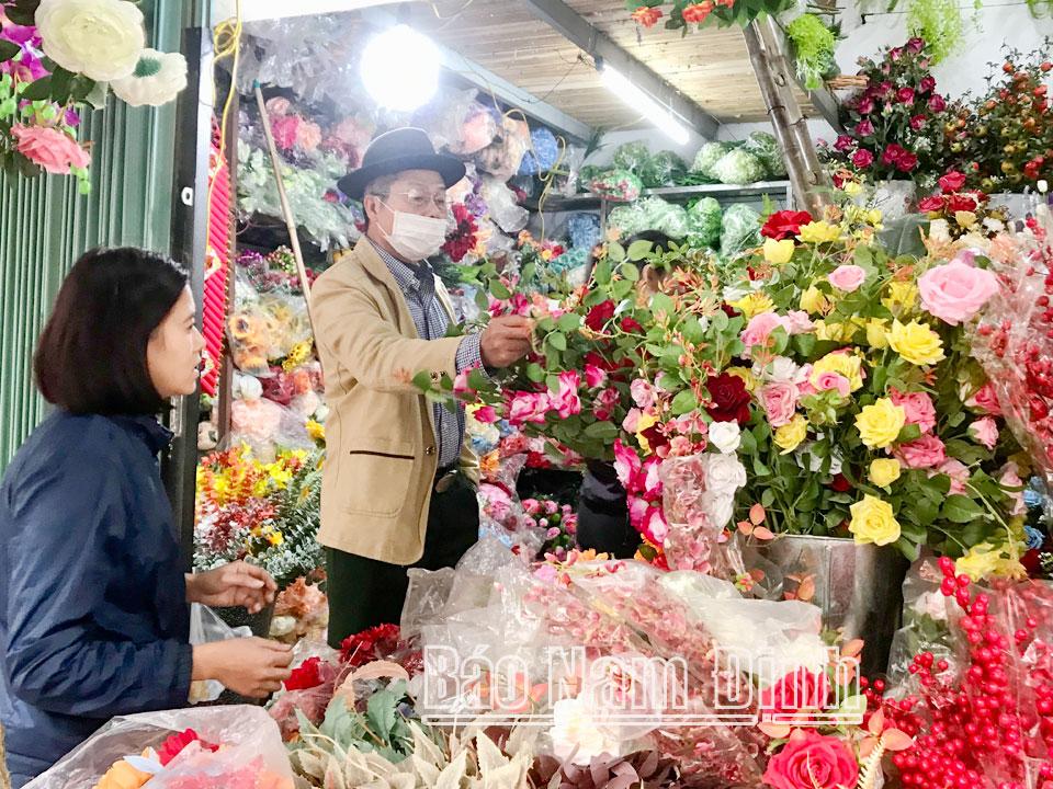 Hoa lụa “hút” khách dịp cuối năm