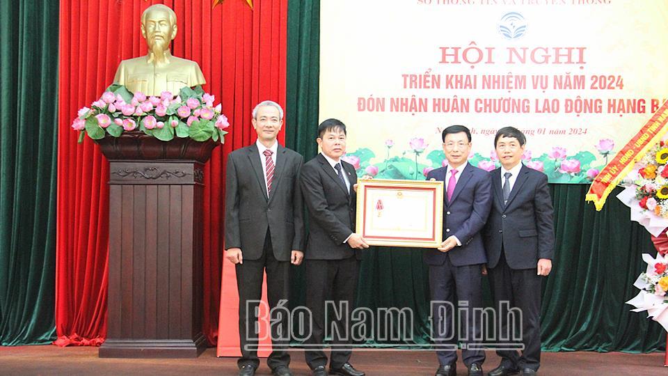Sở Thông tin và Truyền thông đón nhận Huân chương Lao động hạng Ba