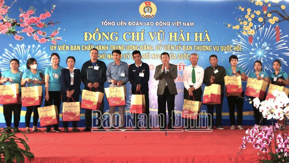 Trao quà Tết cho công nhân lao động có hoàn cảnh khó khăn