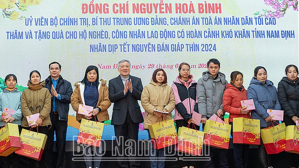 Đồng chí Nguyễn Hòa Bình, Ủy viên Bộ Chính trị, Bí thư Trung ương Đảng, Chánh án TAND tối cao thăm, chúc Tết tại Nam Định