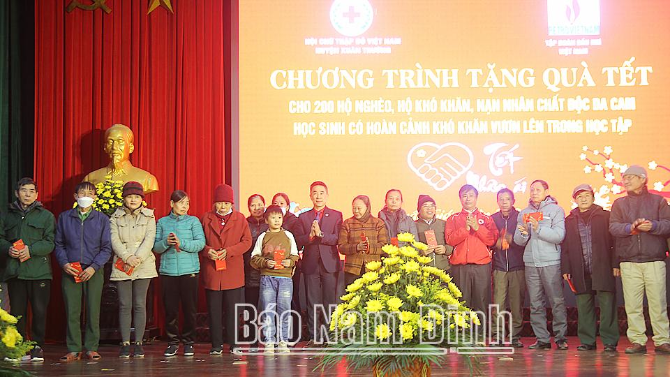 Xuân Trường trao tặng quà Tết cho người nghèo, người có hoàn cảnh khó khăn