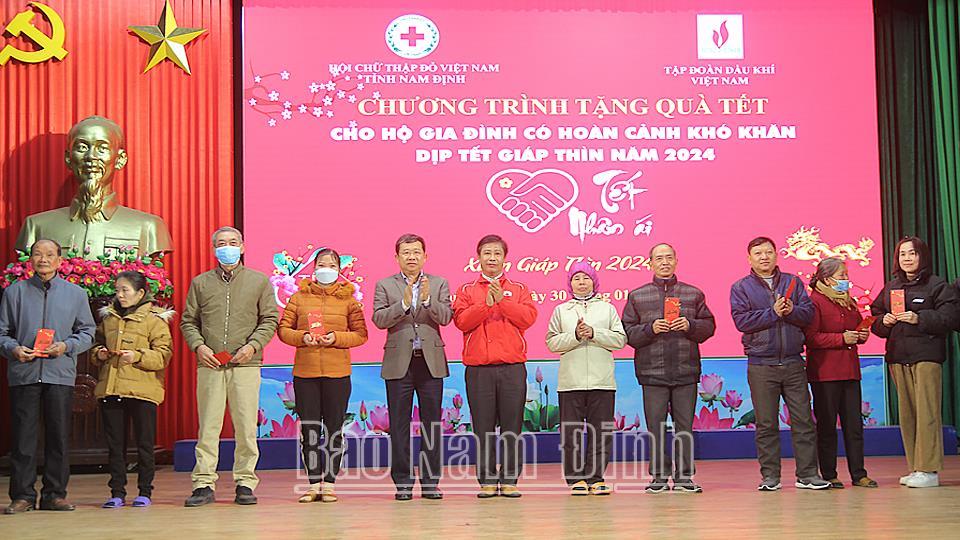 Trao tặng quà “Tết Nhân ái” cho người có hoàn cảnh khó khăn