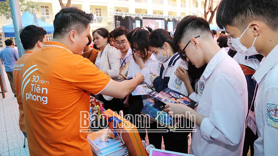 Đồng hành với thanh niên trong học tập