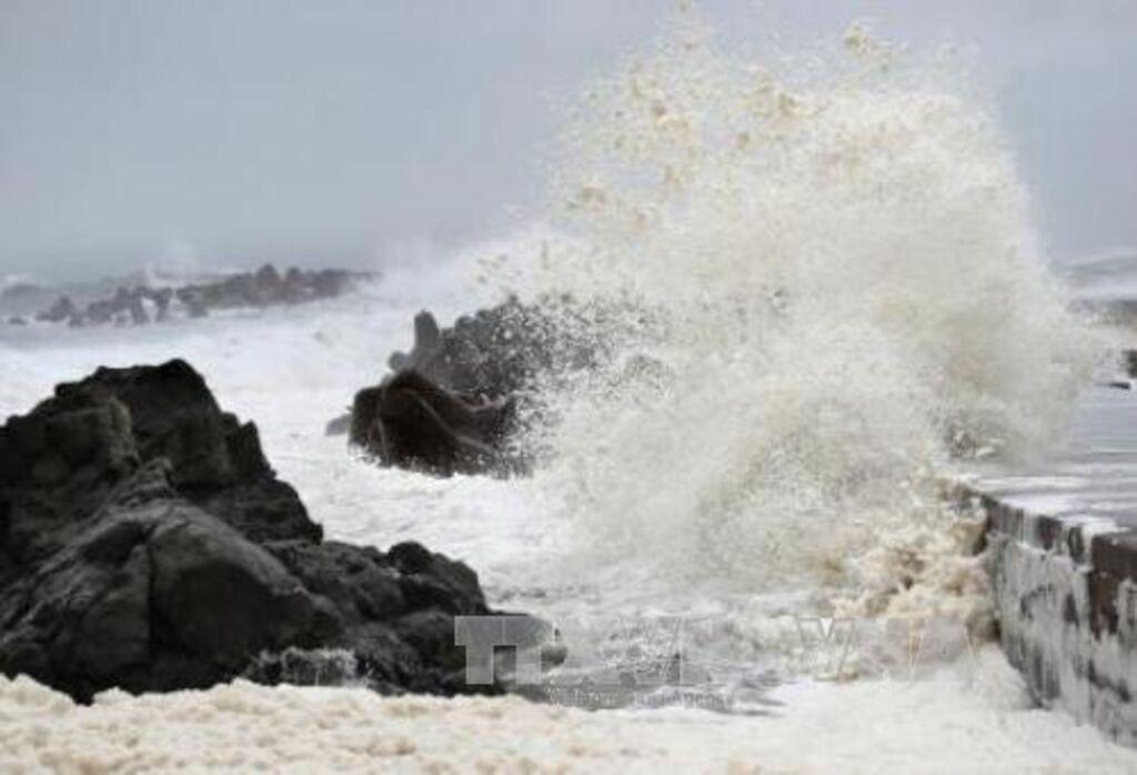 Nhiều vùng biển động, gió mạnh cấp 6