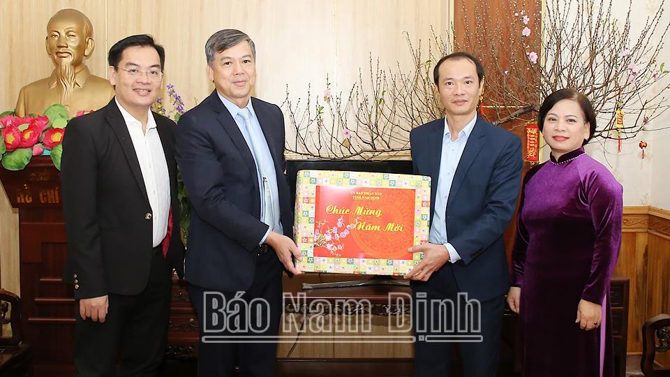 Lãnh đạo UBND tỉnh thăm, chúc tết Báo Nam Định