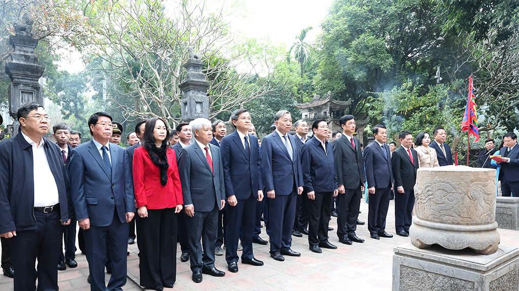 Tổng Bí thư Tô Lâm dâng hương tại Khu Di tích Quốc gia đặc biệt Cố đô Hoa Lư