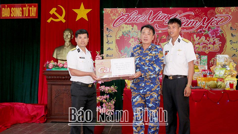 Đoàn công tác Vùng 4 Hải quân thăm, chúc Tết quân, dân huyện đảo Trường Sa