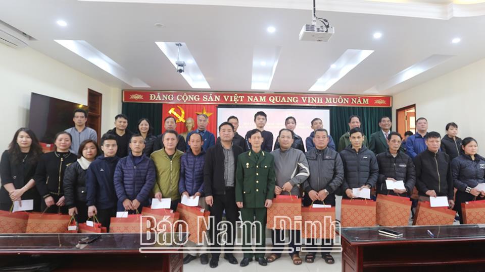 Trao quà “Tết Nhân ái" năm 2025