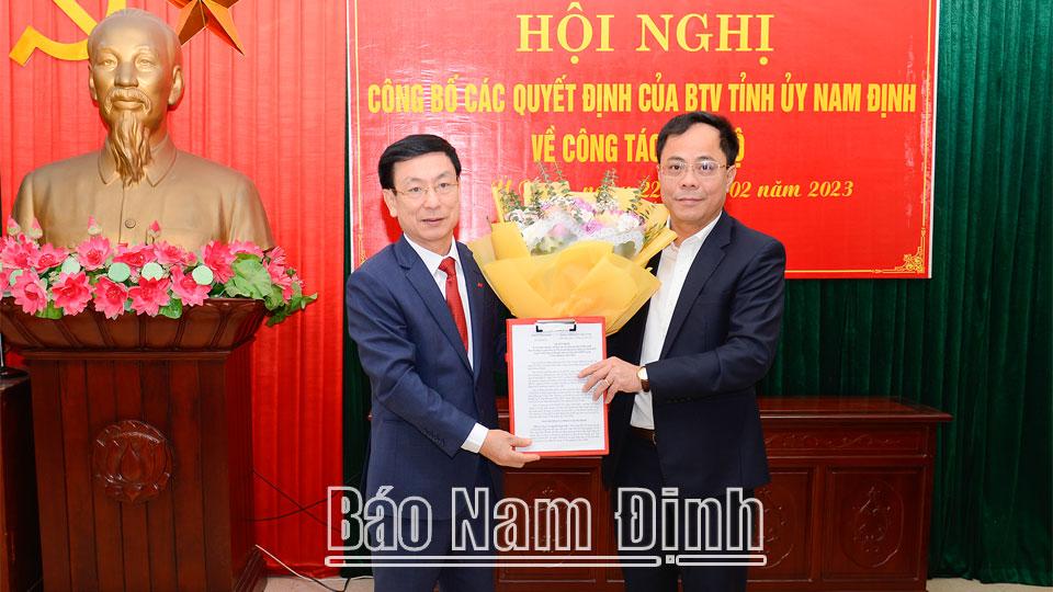 Huyện ủy Ý Yên tổ chức công bố các quyết định về công tác cán bộ