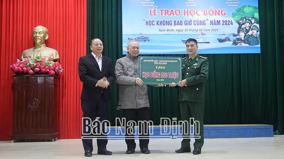 Bộ đội Biên phòng tỉnh phối hợp trao học bổng “Học không bao giờ cùng”