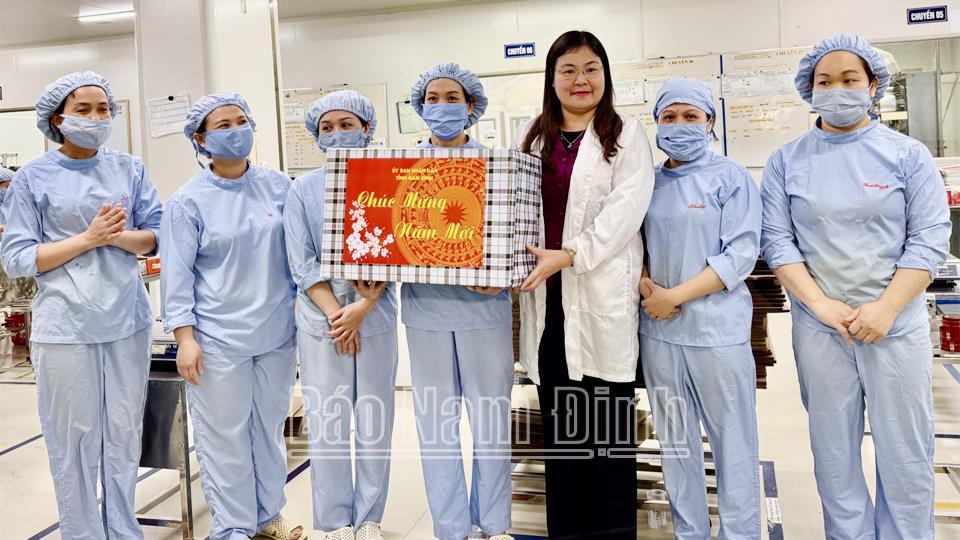 Đồng chí Phó Chủ tịch UBND tỉnh Hà Lan Anh dự lễ mở ca máy đầu xuân tại doanh nghiệp