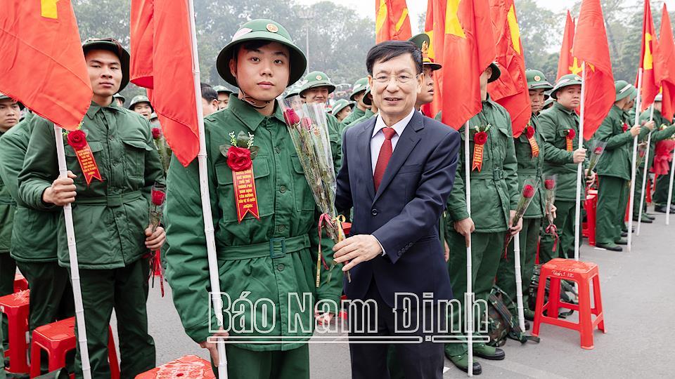 Đồng chí Chủ tịch UBND tỉnh dự Lễ giao nhận quân tại thành phố Nam Định