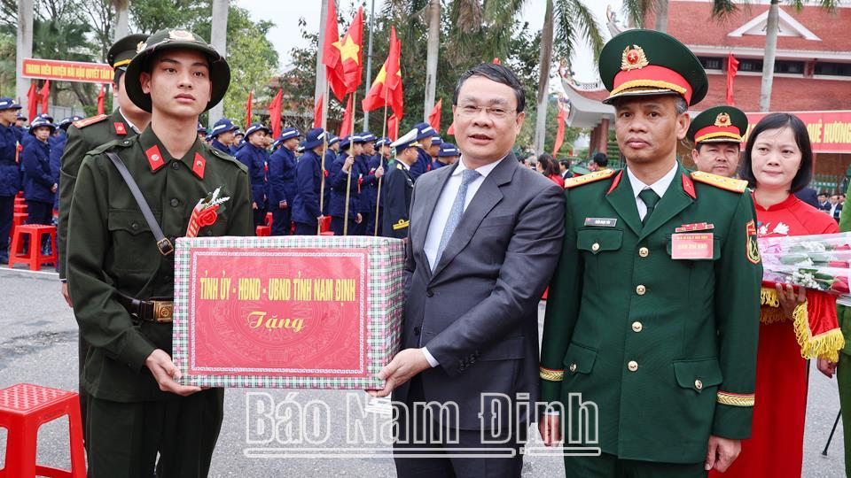 Đồng chí Bí thư Tỉnh uỷ dự Lễ giao nhận quân huyện Hải Hậu