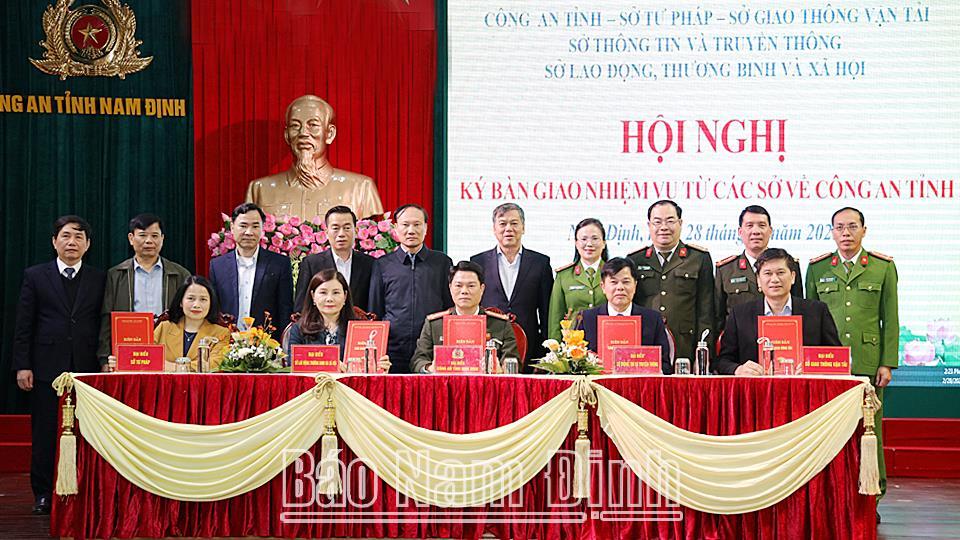 Bàn giao một số nhiệm vụ quản lý Nhà nước từ các sở về Công an tỉnh