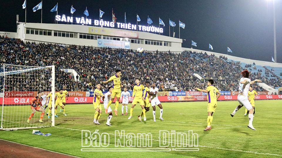 Lội ngược dòng thành công, CLB Thép Xanh Nam Định tạm vươn lên đứng đầu bảng xếp hạng V-League 2024-2025