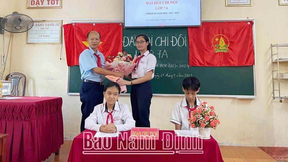 Thầy tổng phụ trách Đội tận tâm