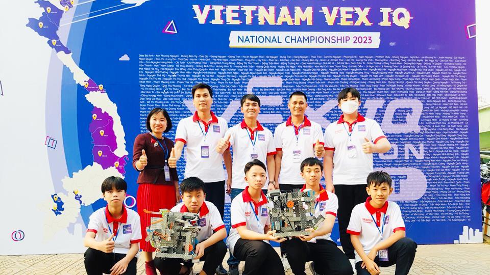 Học sinh Trường THCS Nguyễn Hiền đạt giải Nhì cuộc thi VEX IQ Robotics toàn quốc