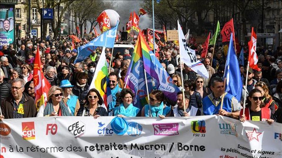 Chính phủ Pháp vẫn thực thi luật cải cách hưu trí