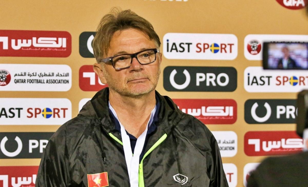 HLV Troussier không hài lòng khi U23 Việt Nam thua đậm, lên tiếng về 2 thẻ đỏ