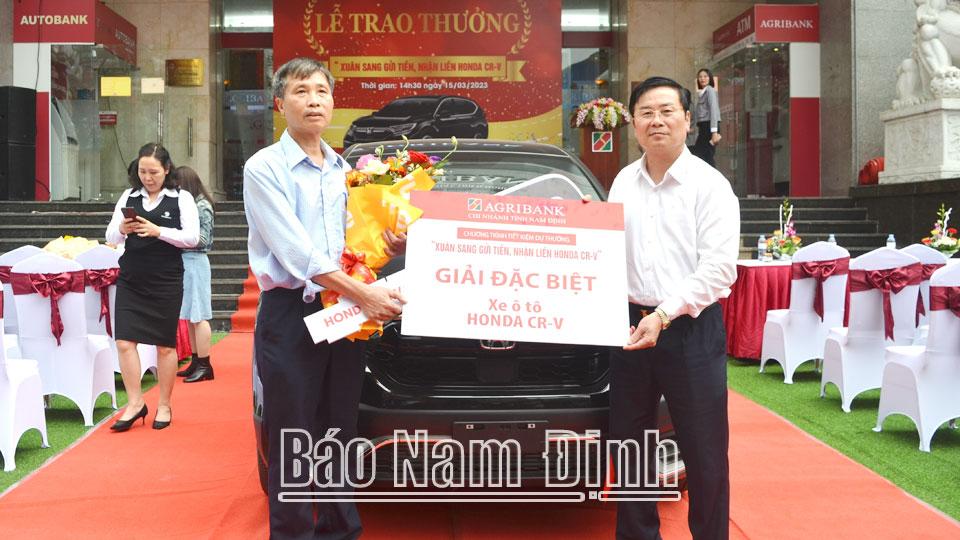 1 khách hàng trúng thưởng giải đặc biệt Chương trình tiết kiệm “Xuân sang gửi tiền - Nhận liền Honda CR-V”
