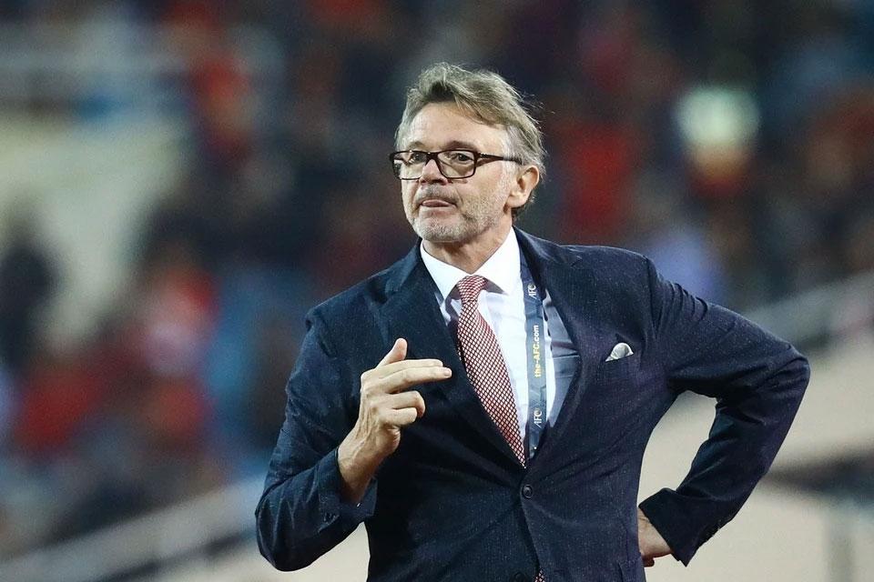 Khi ông Troussier nhún nhường V.League