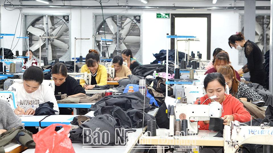 Ngân hàng tiếp tục giảm lãi suất cho vay, khơi dòng tín dụng
