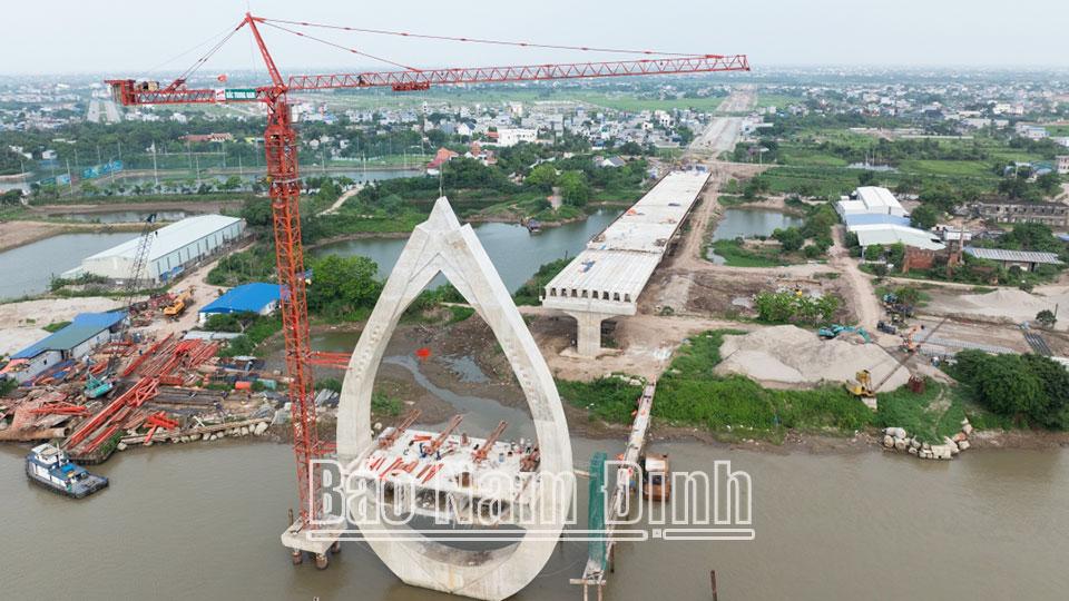 Hối hả trên công trường xây dựng cầu qua sông Đào
