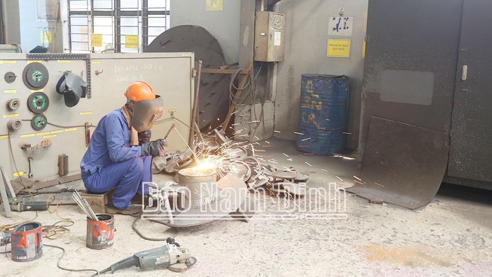 Quan tâm chăm lo, bảo vệ quyền lợicủa đoàn viên, người lao động