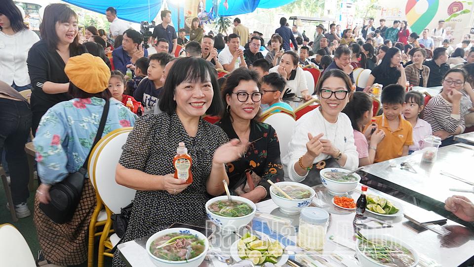 Du khách hào hứng tham gia Ngày hội truyền thống Phở Vân Cù năm 2025