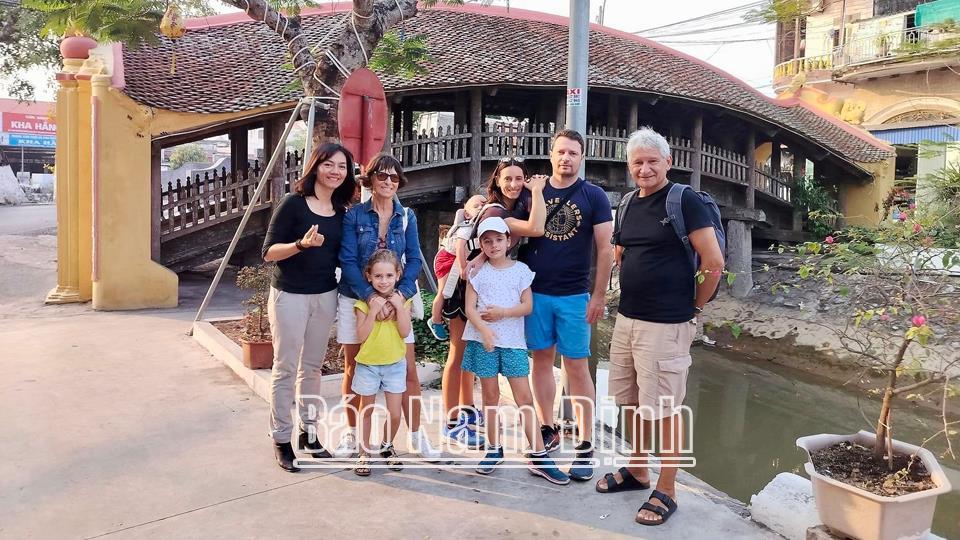 Phát triển du lịch gắn với bảo tồngiá trị văn hóa truyền thống